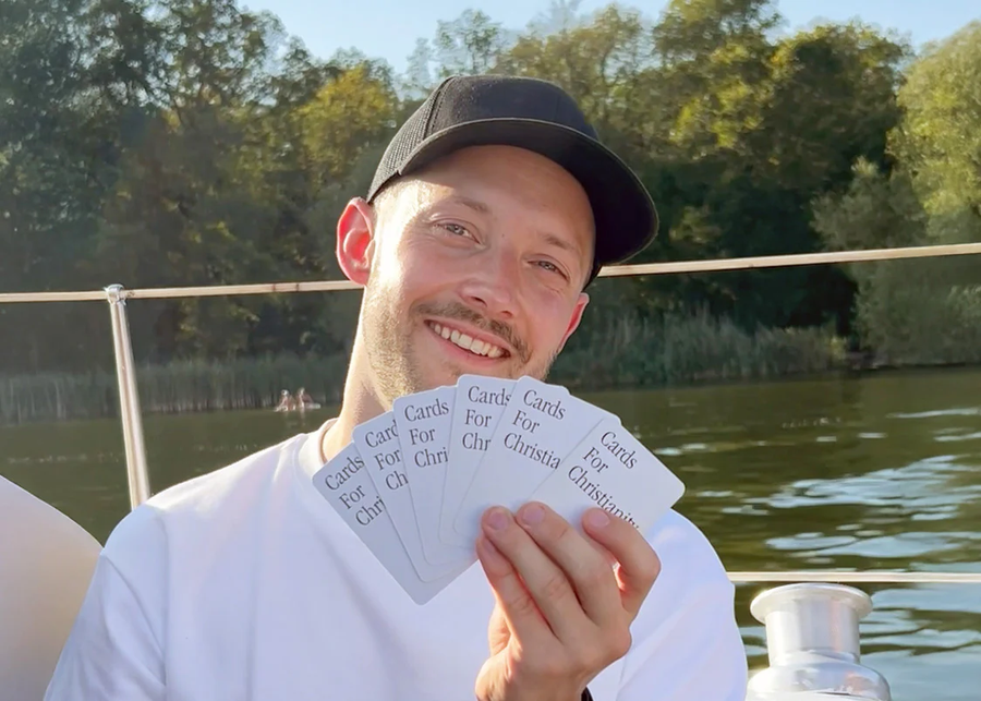 Timo Stosius am See mit Cards For Christianity